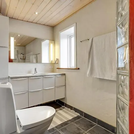 House By And Forest - 6 People